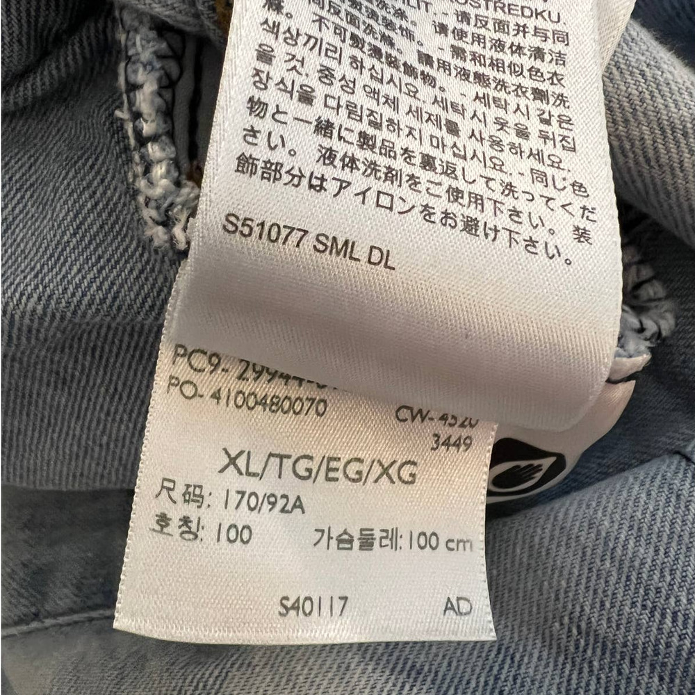 Levi's Jacket in Light Wash with Floral Embroidered Graphic on the Back Size XL - Picture 7 of 8
